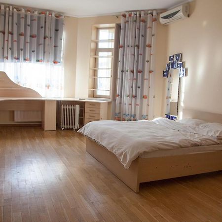 Two Bedroom Apartment With Balcony Kiev Extérieur photo