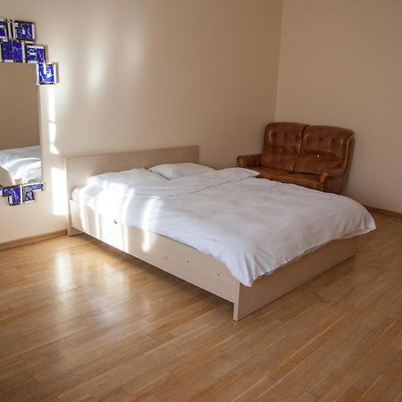Two Bedroom Apartment With Balcony Kiev Extérieur photo