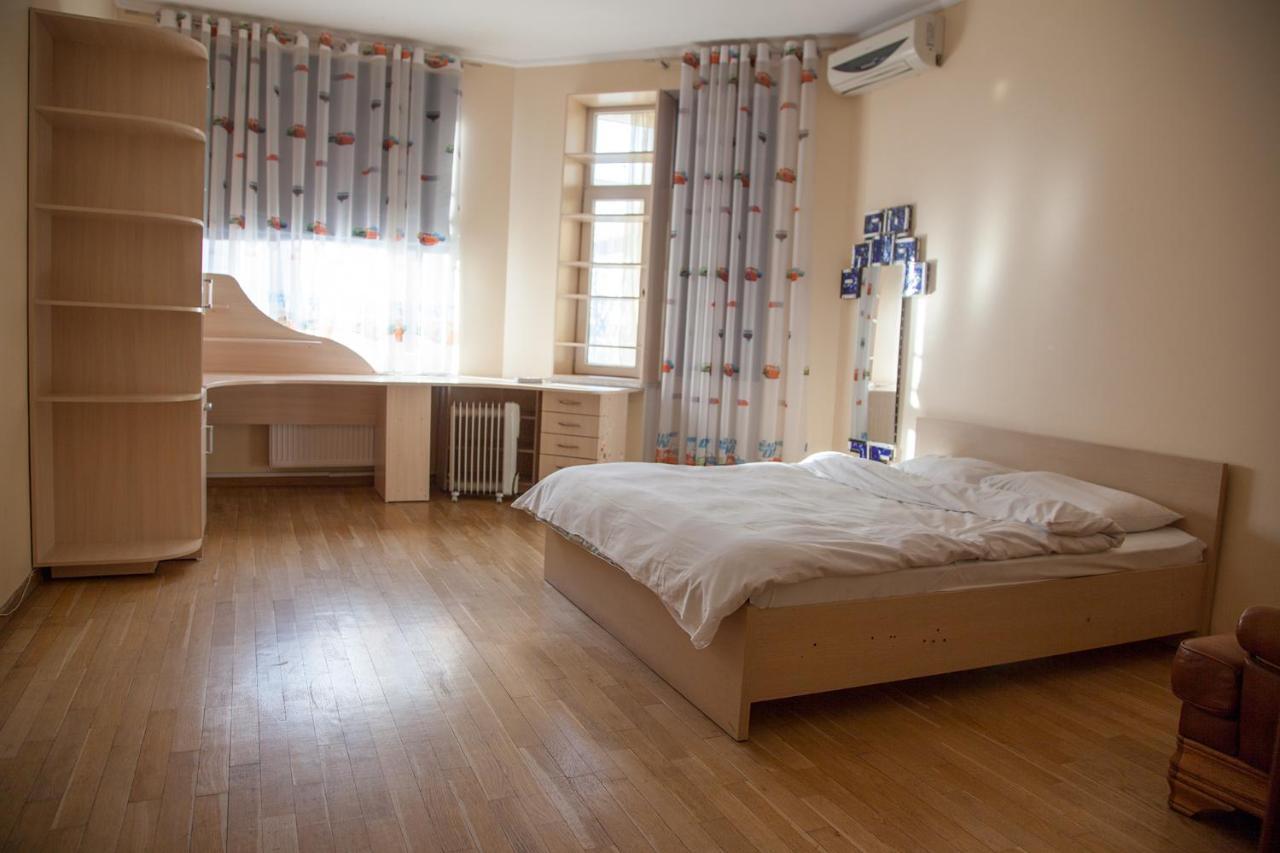 Two Bedroom Apartment With Balcony Kiev Extérieur photo