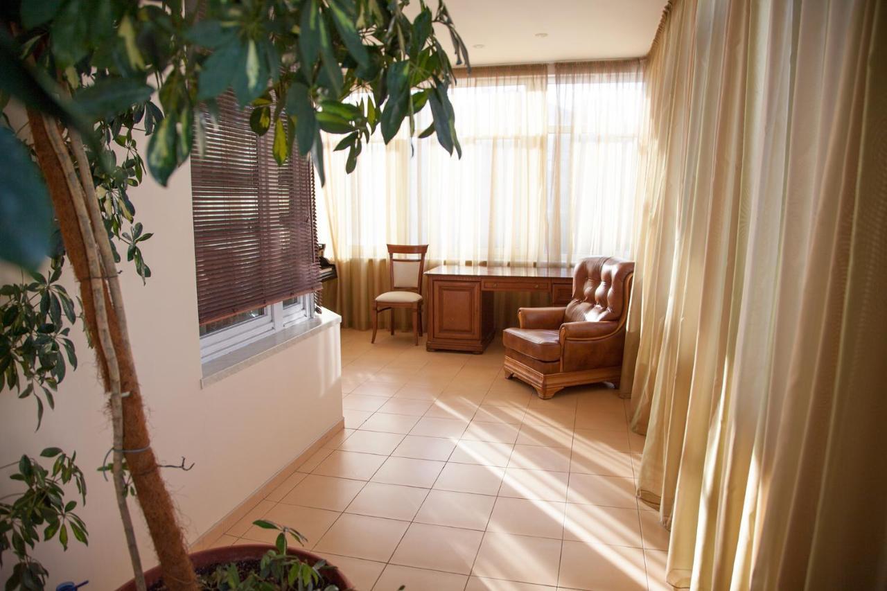 Two Bedroom Apartment With Balcony Kiev Extérieur photo