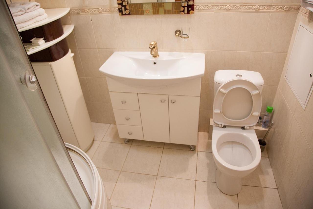 Two Bedroom Apartment With Balcony Kiev Extérieur photo