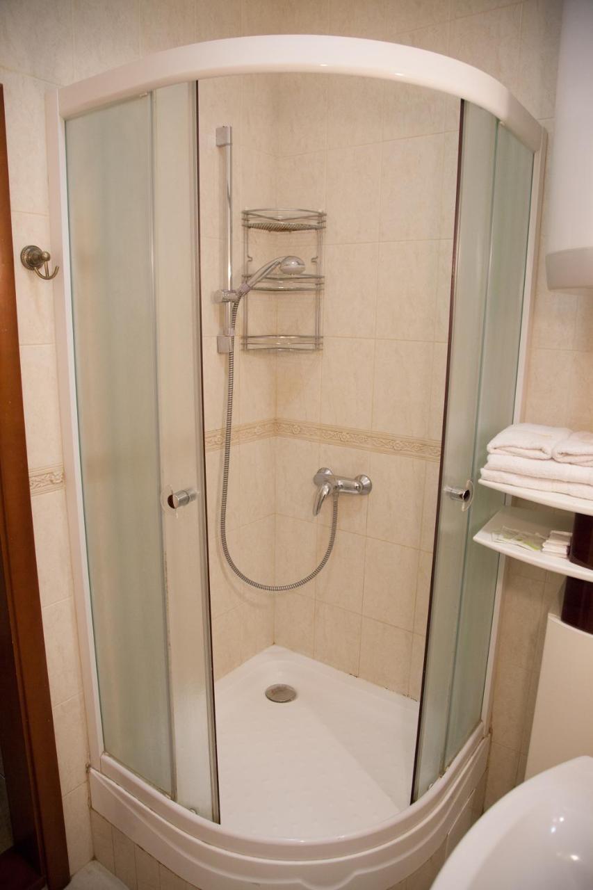 Two Bedroom Apartment With Balcony Kiev Extérieur photo
