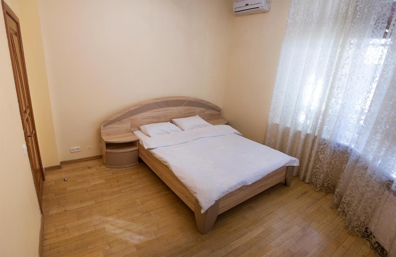 Two Bedroom Apartment With Balcony Kiev Extérieur photo