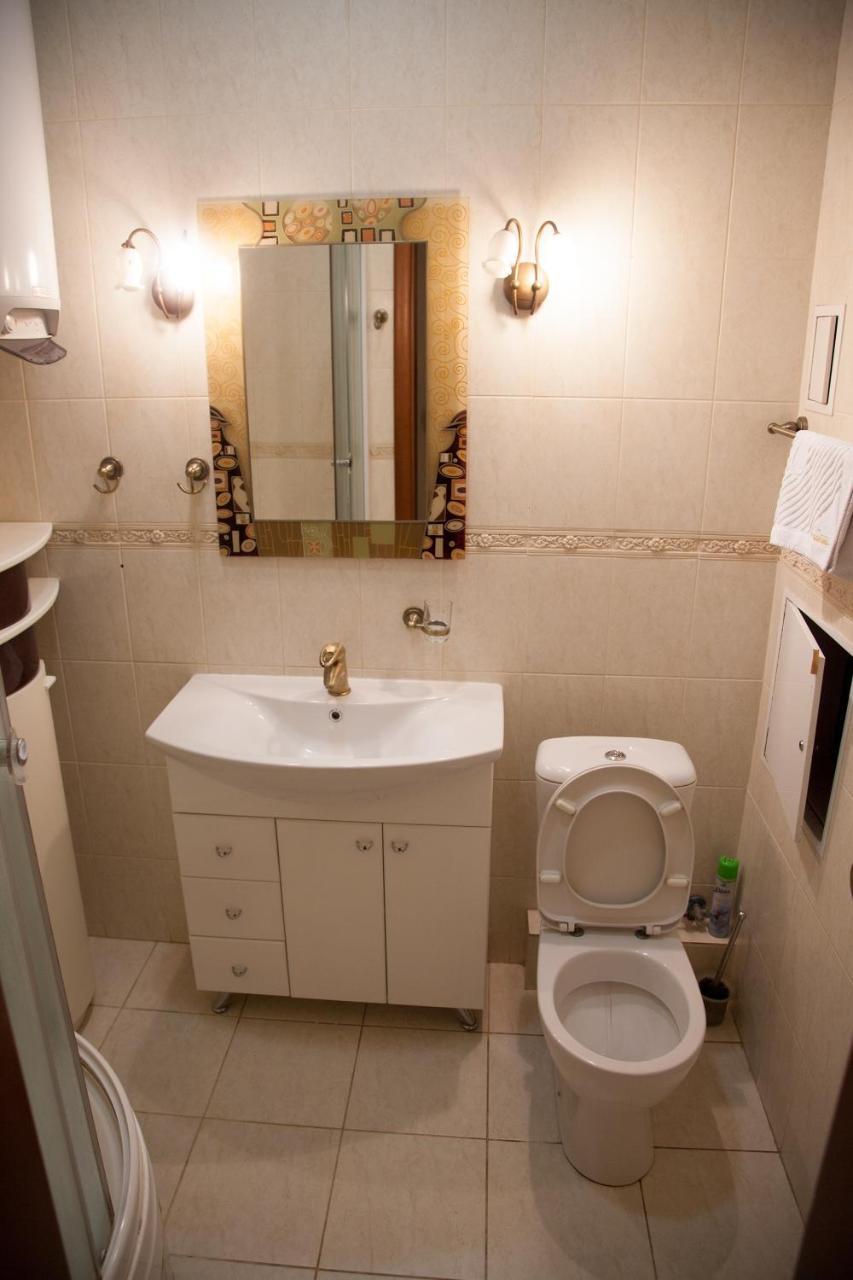 Two Bedroom Apartment With Balcony Kiev Extérieur photo