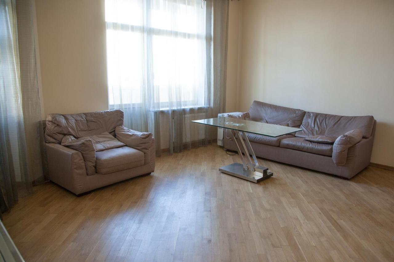 Two Bedroom Apartment With Balcony Kiev Extérieur photo